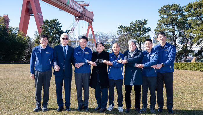 [thumb]HD현대 권오갑 명예회장이 울산 HD현대중공업 영빈관에서 전임 노조 지부장들과 상생 오찬을 가졌다.jpg